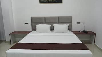 Chambre Deluxe double, vue sur la ville | Coffre-fort, bureau, espace de travail pour ordinateurs portables
