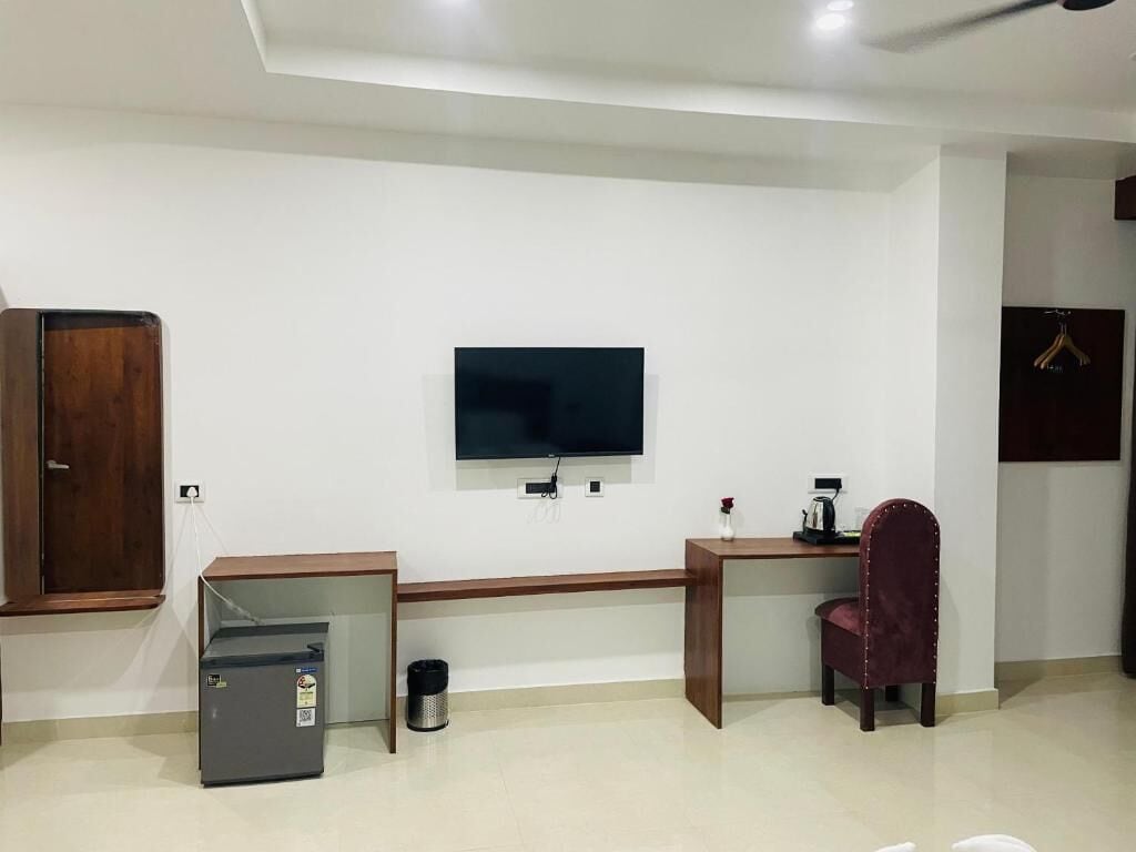Superior Suite, City View | Interior