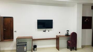 Superior Suite, City View | Interior