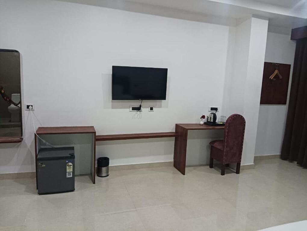 Superior Suite, City View | Interior