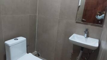 Ducha, artículos de tocador gratuitos, toallas, jabón
