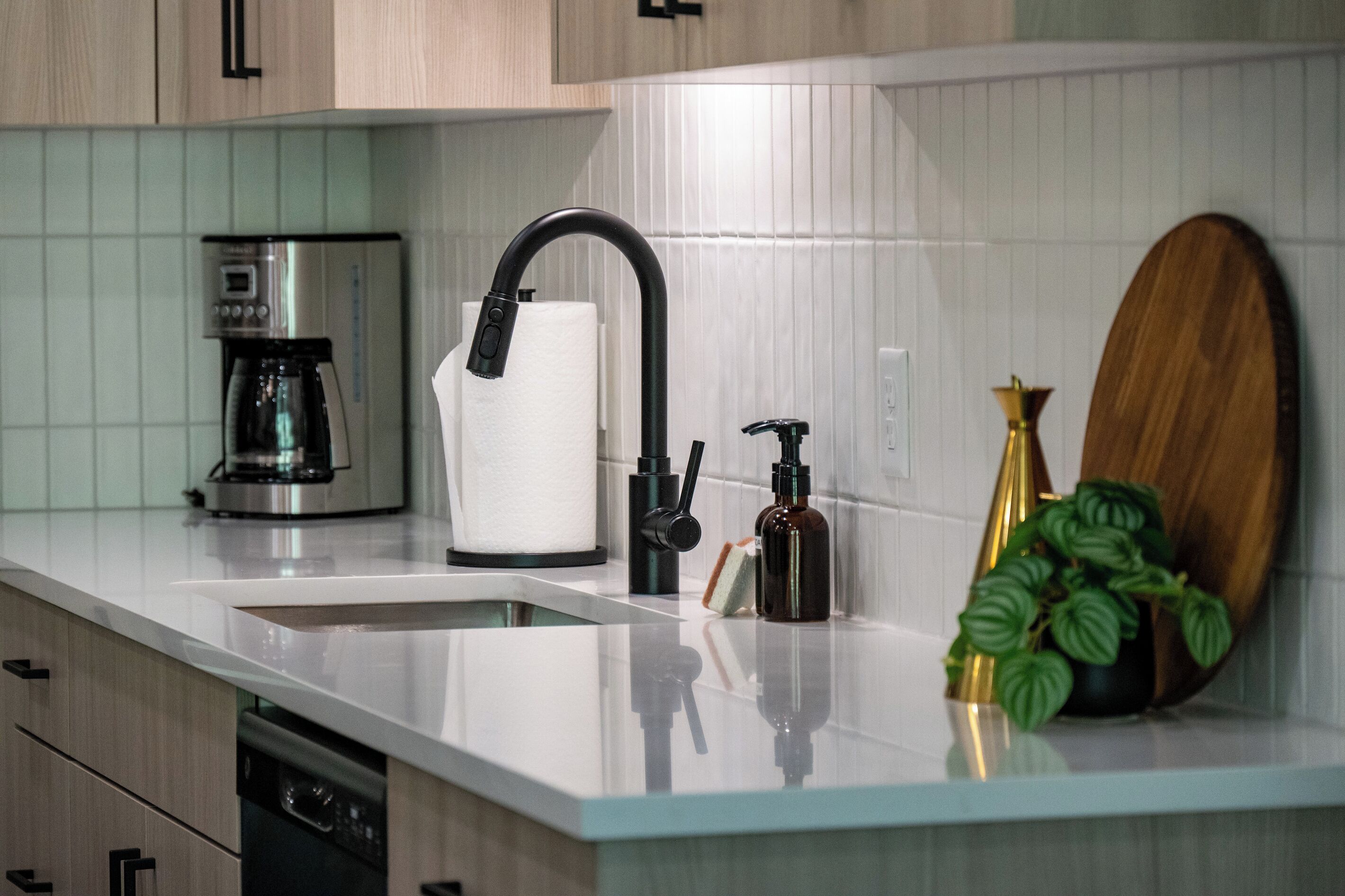 Wasserkocher mit Kaffee-/Teezubehör, Kühlschrank, Mikrowelle, Ofen