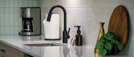 Cafetera y tetera, refrigerador, microondas y horno