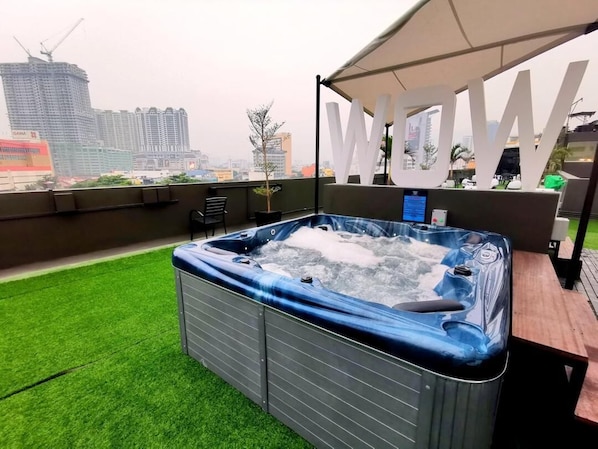 Outdoor spa tub - The Wow Boutique (George Town)