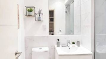 Deluxe Studio, City View | Bathroom