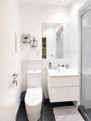 Deluxe Studio, City View | Bathroom - Embassy A223  (Accra)