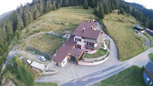 A large house with a curved driveway, surrounded by a forested area. - COTTAGE IN THE GERARDMER AREA, SURROUNDED BY NATURE (Ban-sur-Meurthe-Clefcy)