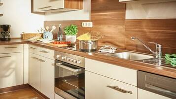 Wasserkocher mit Kaffee-/Teezubehör, Kühlschrank, Mikrowelle, Ofen