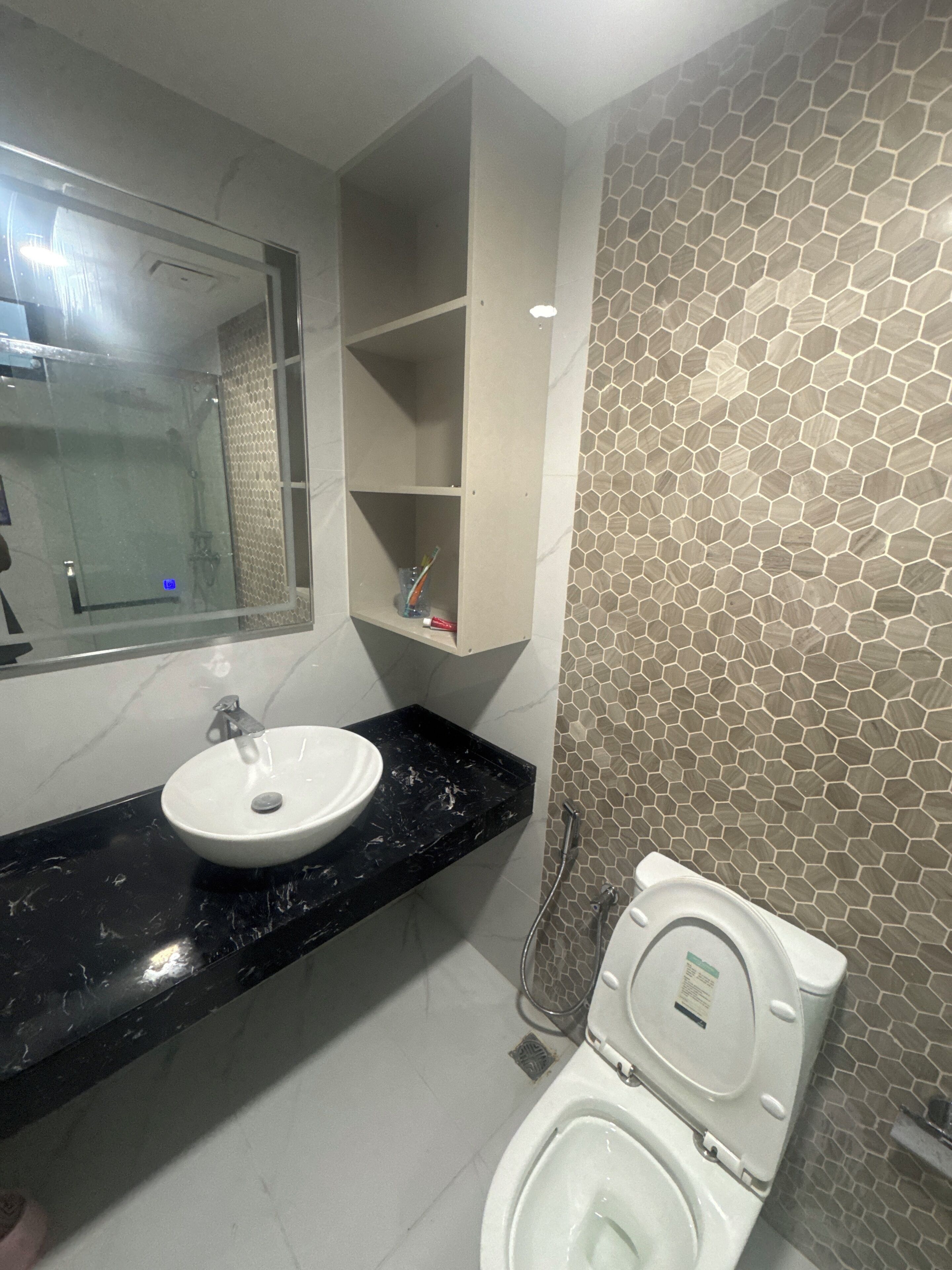 Een douche, handdoeken, zeep, toiletpapier