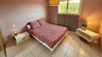 4 bedrooms, iron/ironing board, free WiFi, bed sheets