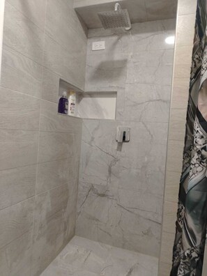 Een douche, een haardroger, handdoeken, zeep