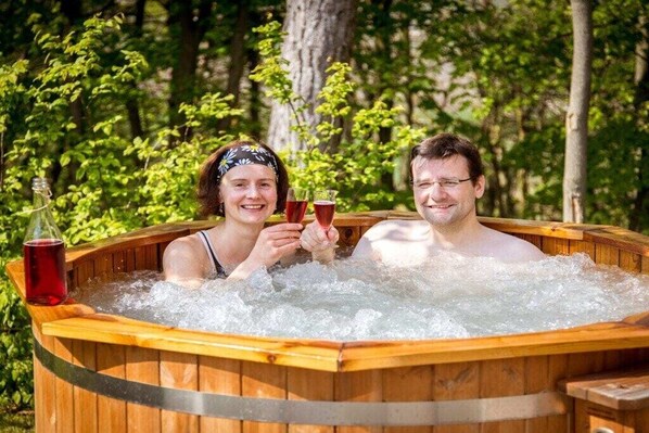 Outdoor spa tub - Wildberghof "An der Holzspitz" (Ulsenheim)