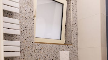 Dusche, Haartrockner, Bidet, Handtücher