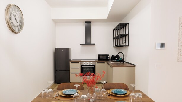 Una cocina compacta con comedor listo para cuatro personas.