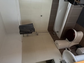Haartrockner, Handtücher, Seife, Toilettenpapier