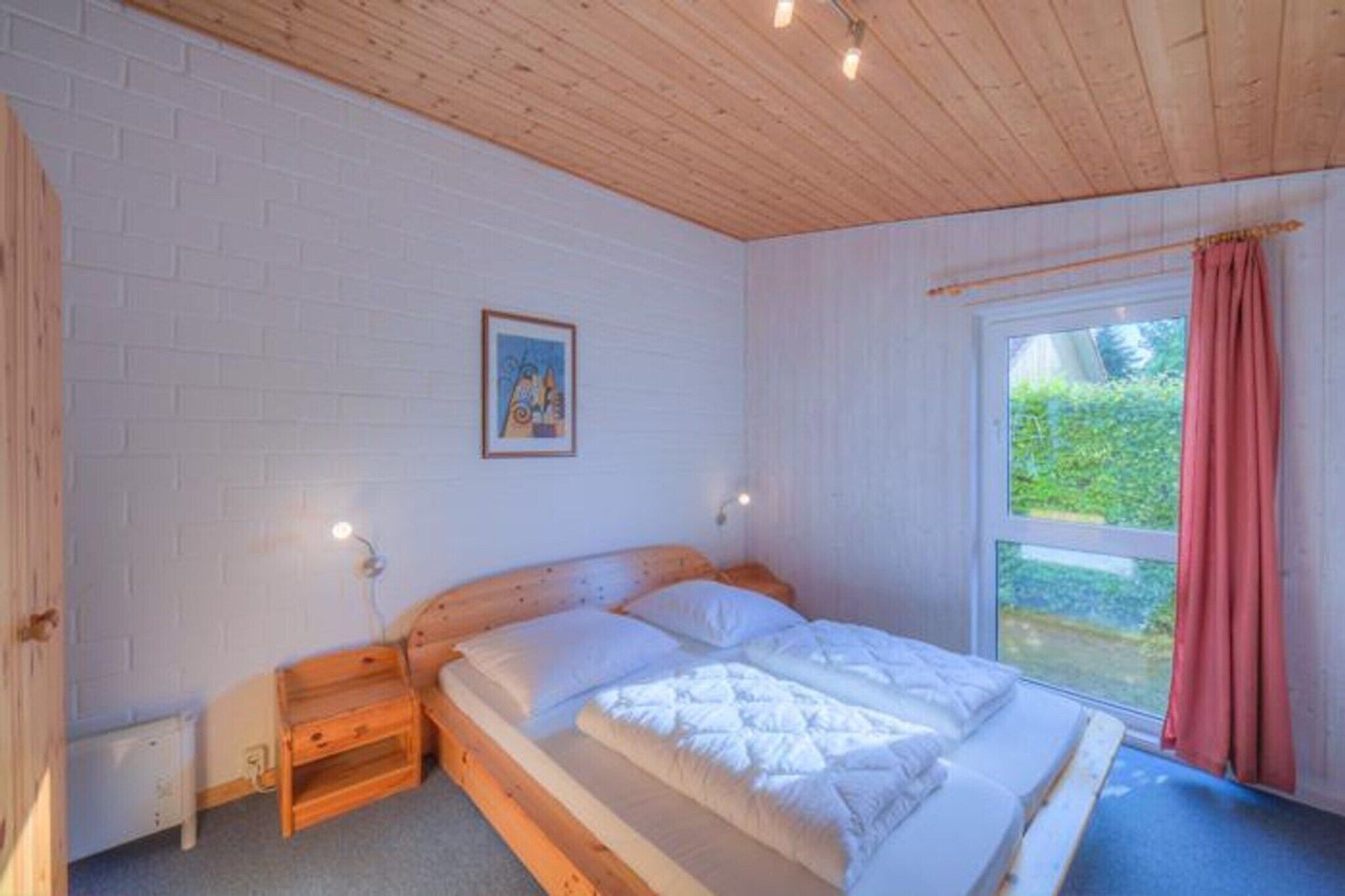 2 bedrooms, travel crib, WiFi (free)