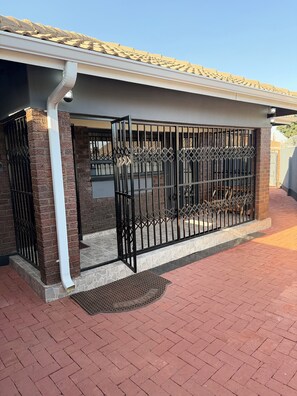 Exterior - 3 Bedroom Home Harare Glen View 7| Solar, Wi-Fi & Secure Parking (Harare)