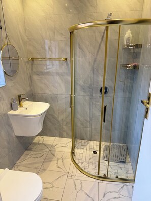 Shower, towels, toilet paper - 3 Bedroom Home Harare Glen View 7| Solar, Wi-Fi & Secure Parking (Harare)