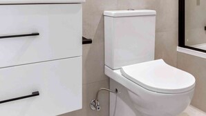 Kahden hengen deluxe-huone | Kylpyhuone | Suihku, ilmaiset hygieniatuotteet, pyyhkeet, saippua