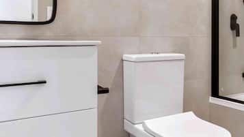 Chambre Deluxe double | Salle de bain | Douche, articles de toilette (gratuits), serviettes fournies, savon