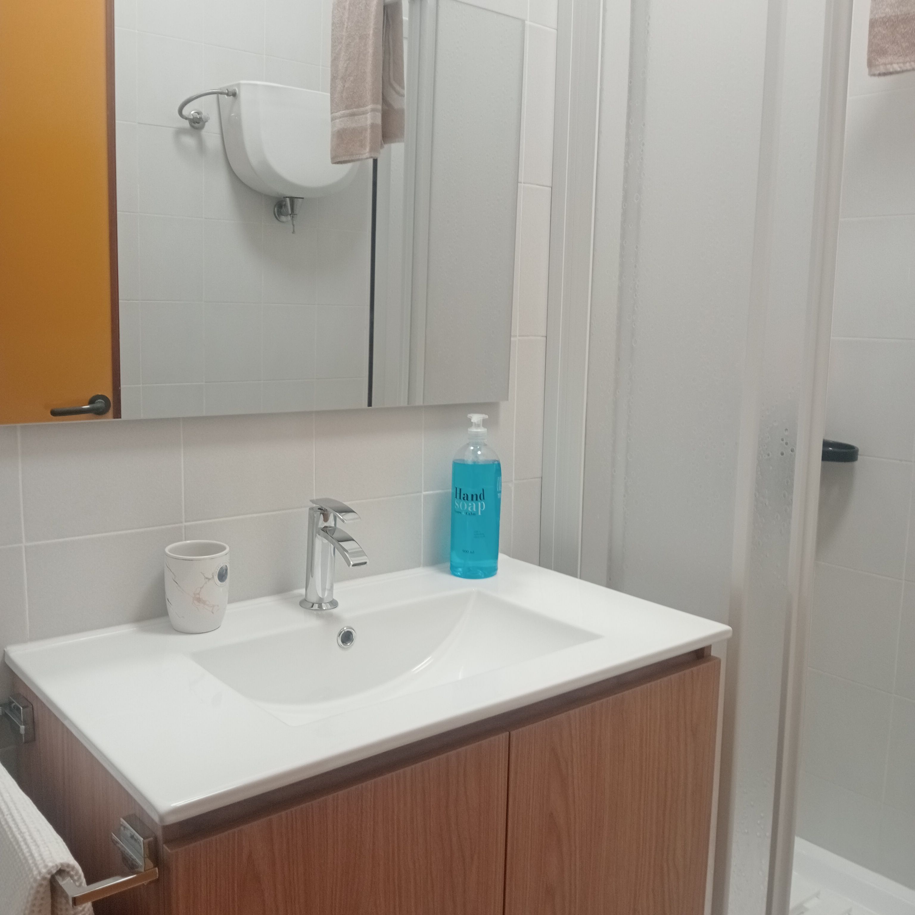 Sèche-cheveux, bidet, serviettes fournies, savon