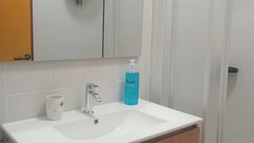 Sèche-cheveux, bidet, serviettes fournies, savon