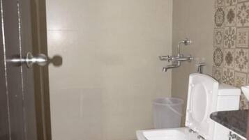 Shower, free toiletries, towels, toilet paper