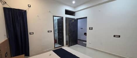 Deluxe Room, Balcony, City View | WiFi (free), bed sheets