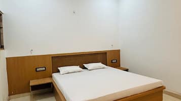 Free WiFi, bed sheets