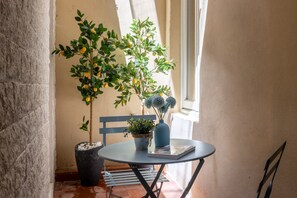 Outdoor dining - The Blue Lily by Maison Florence  (Firenze)