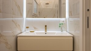 Shower, towels, shampoo - The Blue Lily by Maison Florence  (Firenze)