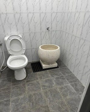 Basic Single Room | Bathroom - Cozzy Joeragan Homestay (Sleman)