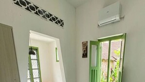 A bedroom with a bed, a window, a desk, and a chair. - Cozzy Joeragan Homestay (Turi)