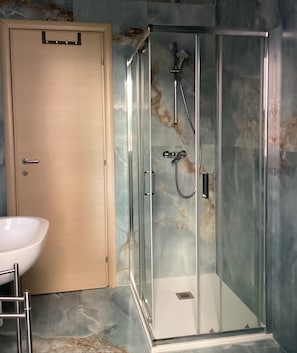 Douche, séchoir à cheveux, bidet, serviettes fournies