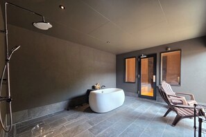 Hair dryer, towels, soap, toilet paper - A vacation rental featuring a terrace, garden, and sauna—the entire house is yours! With Mt. Daimonji right before your eyes, take some time to relax in the spacious bus sauna. (箱根町)