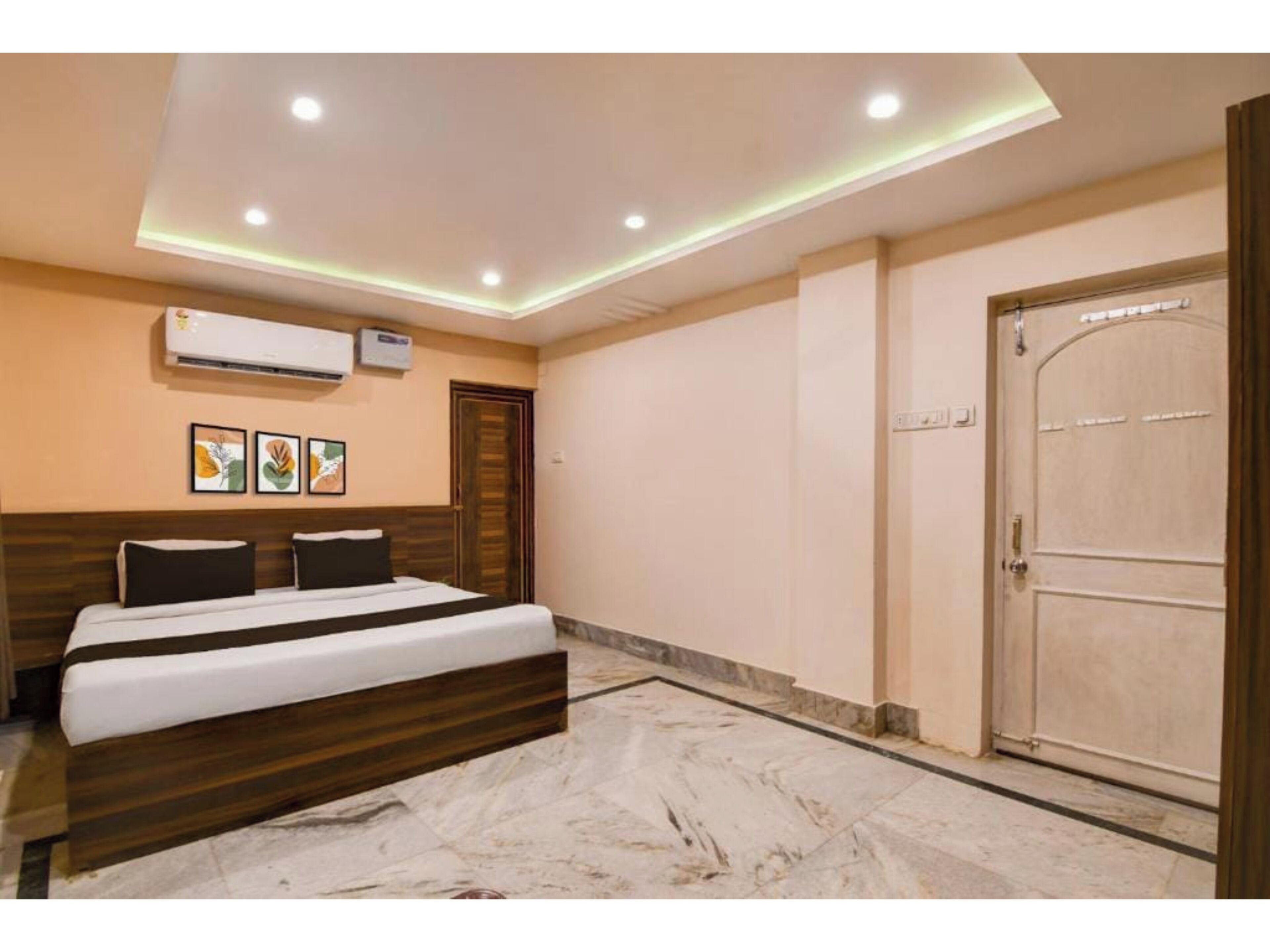 Hypo-allergenic bedding available, desk, soundproofing, WiFi (free)