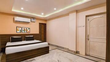 Hypo-allergenic bedding available, desk, soundproofing, WiFi (free)