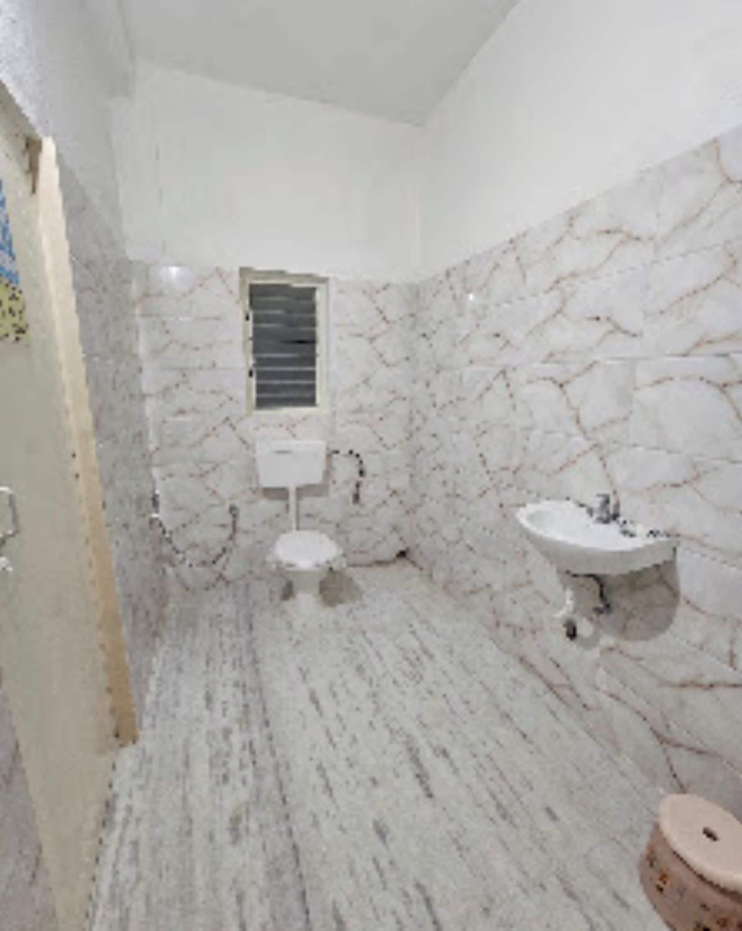 Shower, pancuran hujan, sandal, dan handuk