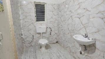 Shower, pancuran hujan, sandal, dan handuk