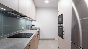 Eine moderne Küche mit Einbauherd, Backofen und Mikrowelle.