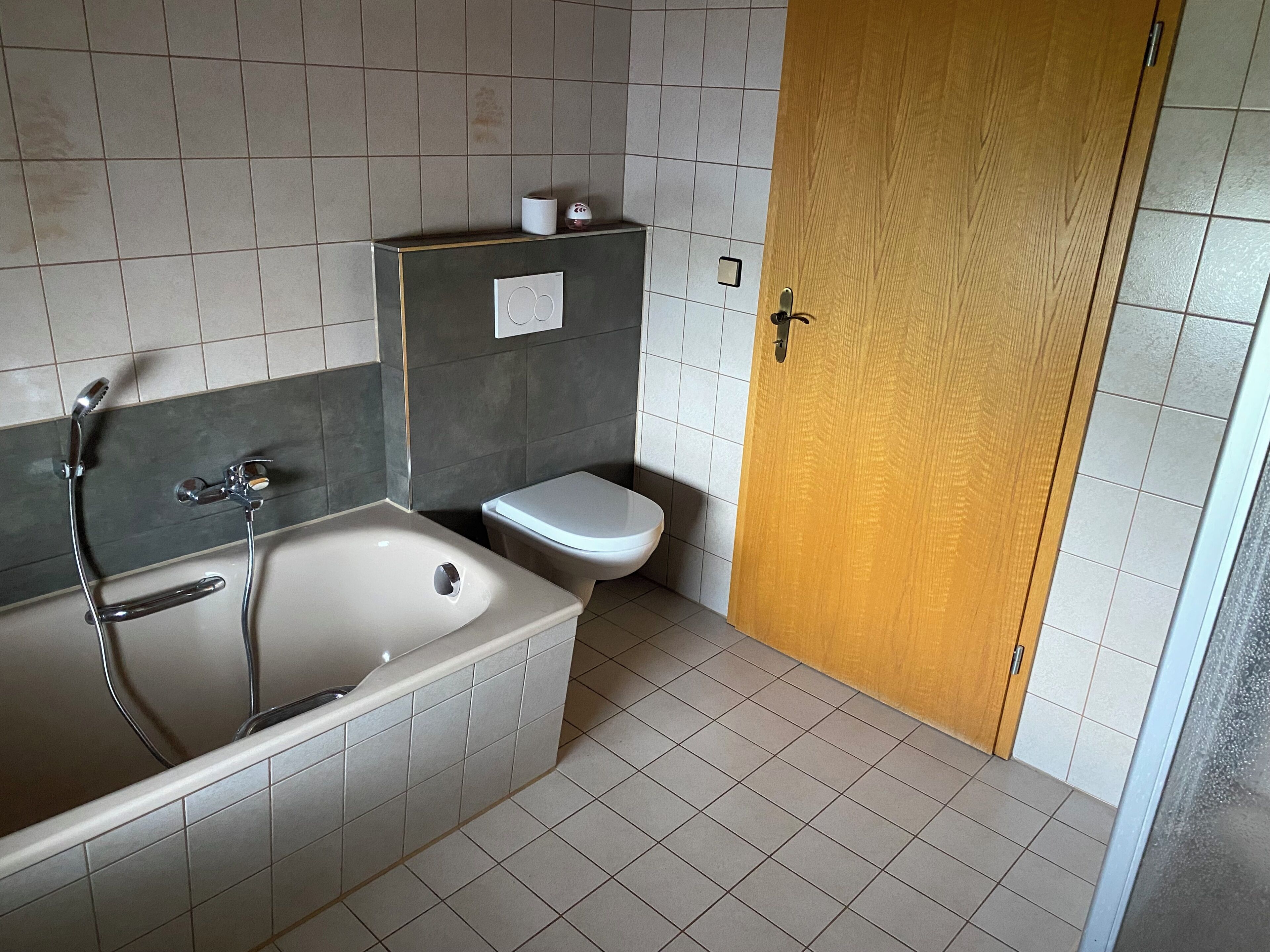 Haartrockner, Handtücher, Seife, Toilettenpapier