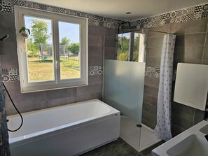 Shower, hair dryer, towels, soap - Under the stars in the countryside (Paray-le-Frésil)
