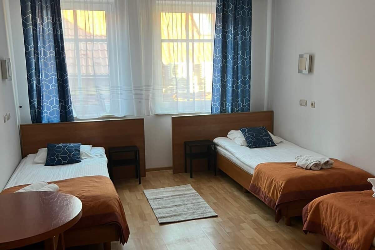 Habitación triple | Escritorio y espacio para trabajar con un portátil