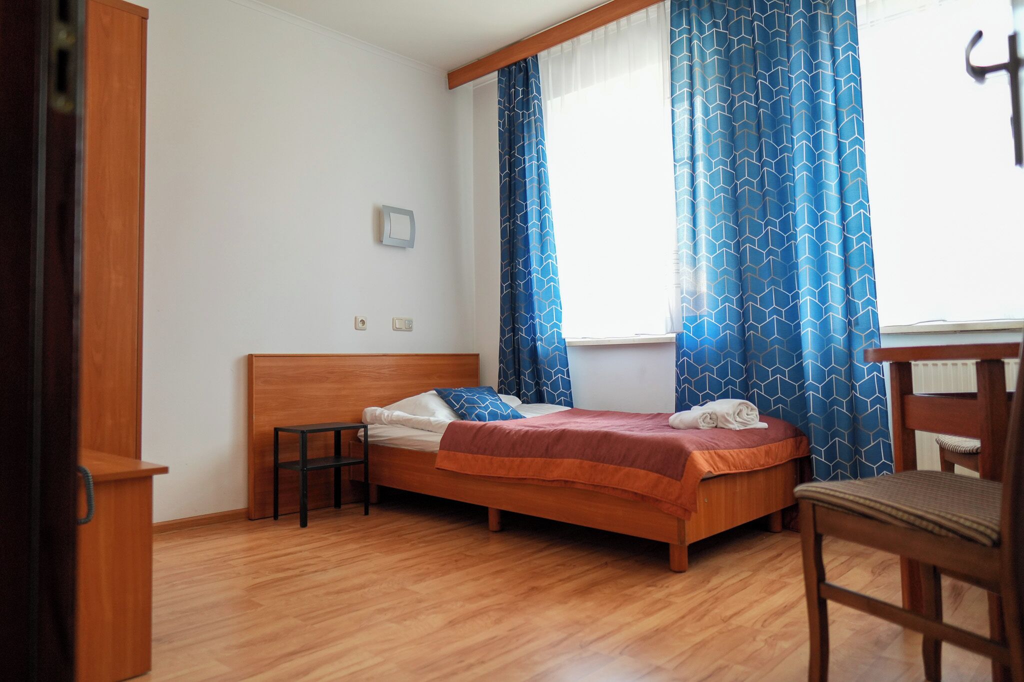 Una scrivania, postazione laptop, ferro/asse da stiro, Wi-Fi gratuito