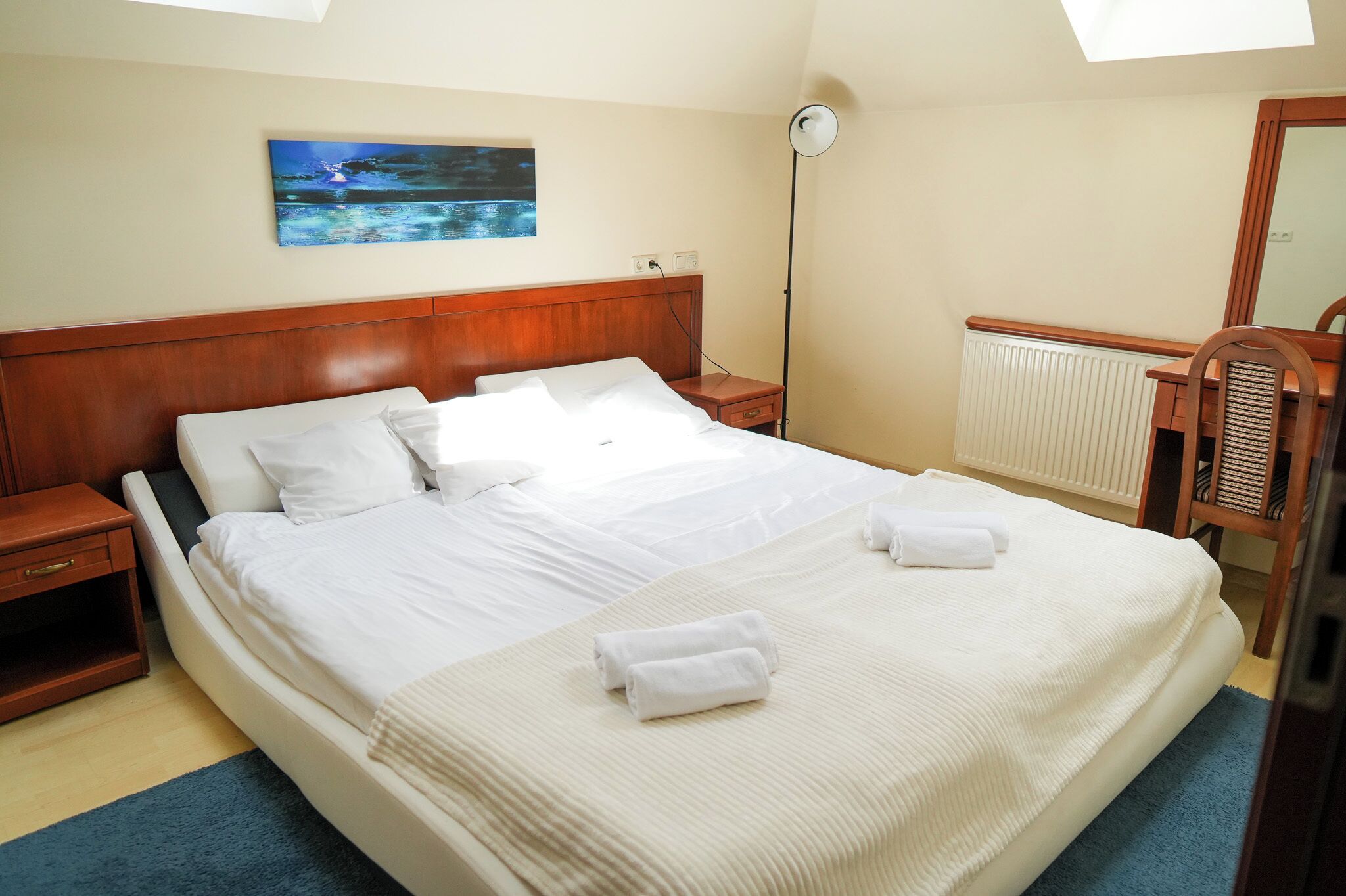 Suite monolocale Comfort, vista città | Una scrivania, postazione laptop, ferro/asse da stiro, Wi-Fi gratuito