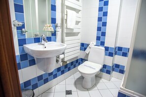 Camera tripla | Bagno | Vasca, pantofole, asciugamani, sapone