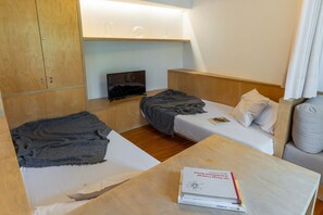 Room - Your ideal urban retreat in Barcelona. This apartment combines functional design with an unbeatable location next to Ciutadella Park and the 22@ district. Featuring two full bathrooms and high-speed Wi-Fi, it offers everything you need for a comfortable  (Barcelona)