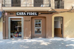 Exterior detail - Your ideal urban retreat in Barcelona. This apartment combines functional design with an unbeatable location next to Ciutadella Park and the 22@ district. Featuring two full bathrooms and high-speed Wi-Fi, it offers everything you need for a comfortable  (Barcelona)