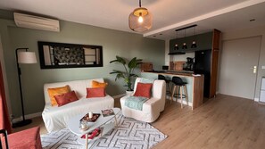 Living area - Stunning one-bedroom apartment with a terrace, Aix (La Torse neighborhood), luxury residence with a pool (Aix-en-Provence)