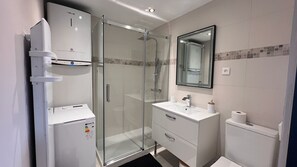 Shower, hair dryer, towels, soap - Stunning one-bedroom apartment with a terrace, Aix (La Torse neighborhood), luxury residence with a pool (Aix-en-Provence)